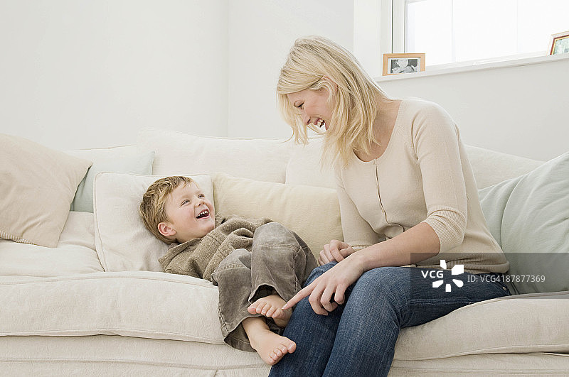 母亲和儿子一起玩耍图片素材