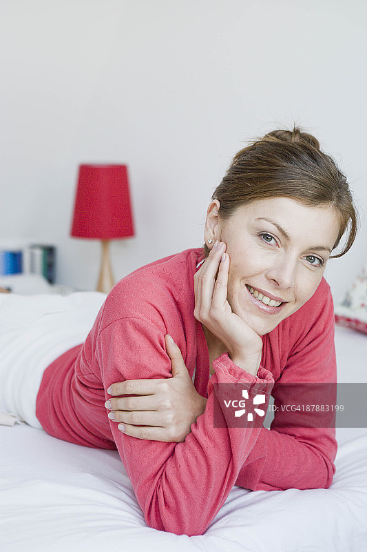 在床上看着观看者的女人图片素材