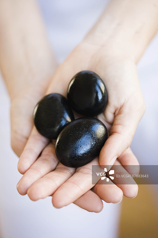 手 holding 热石图片素材