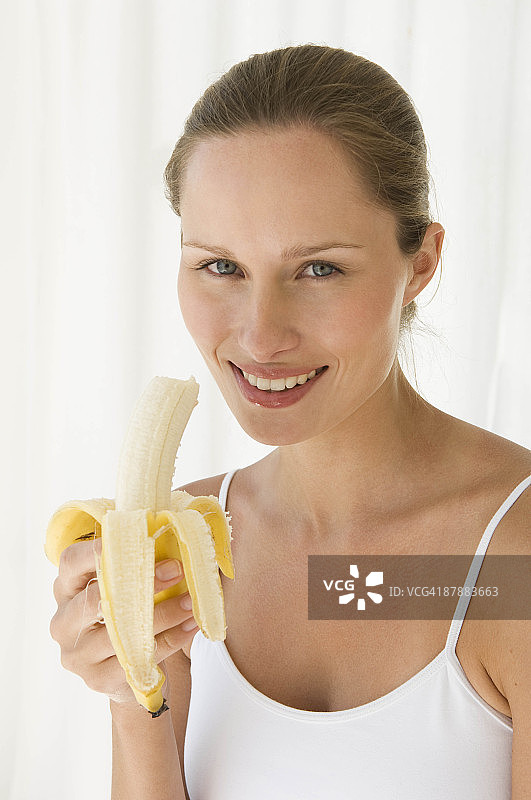 手持水果的女人图片素材