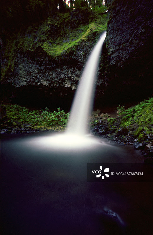 马尾瀑布图片素材