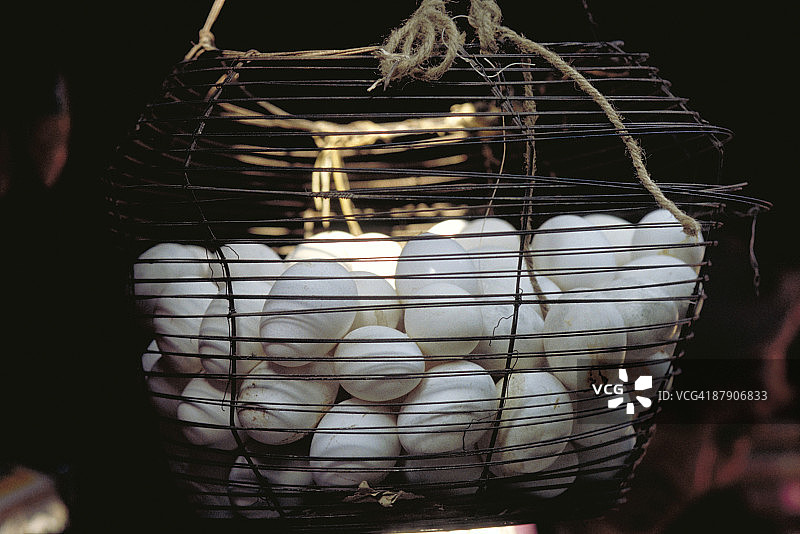 大号铁丝篮中的鸡蛋图片素材