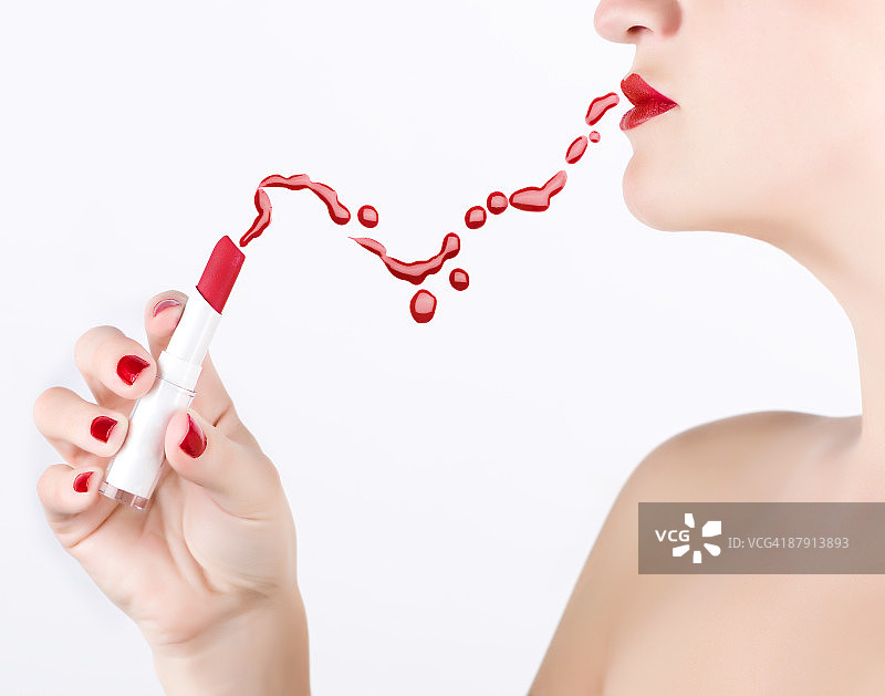 口红从管中流向嘴唇图片素材