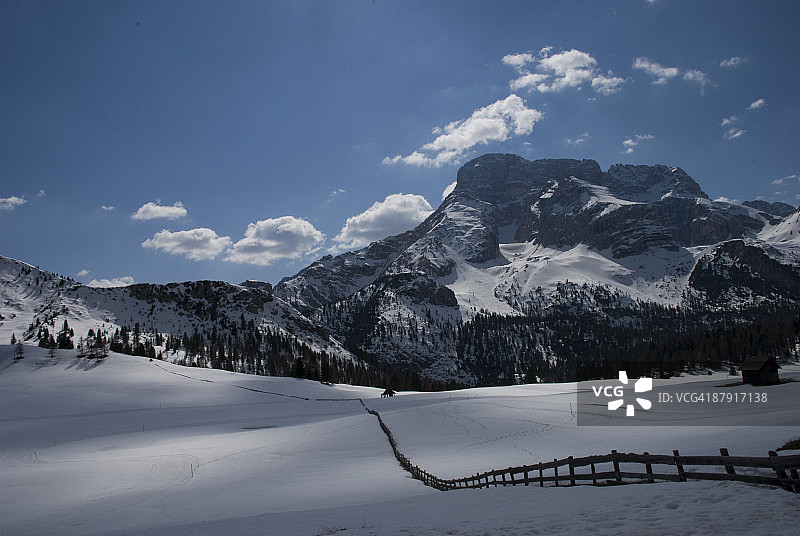 冬季多洛米蒂山脉和雪中的霍赫盖斯尔山图片素材