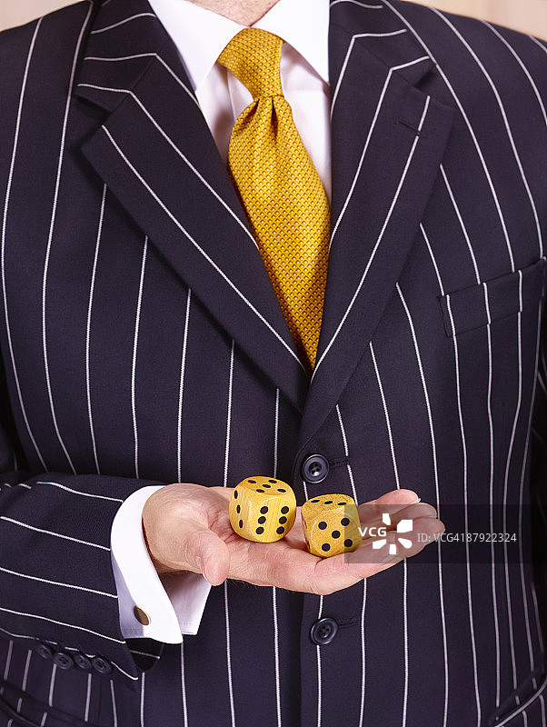 银行家准备掷骰子图片素材