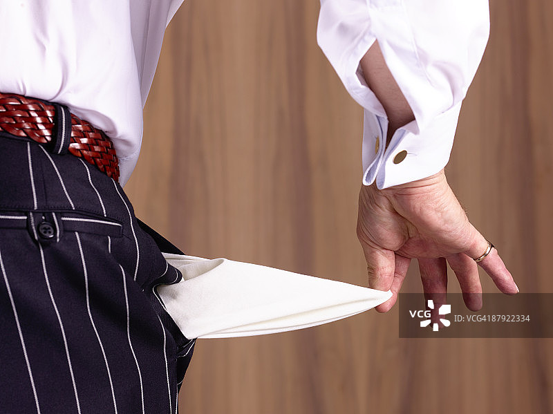 银行家掏出空空的口袋图片素材