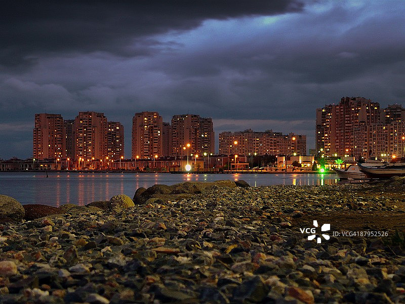 海岸线和城市夜景图片素材