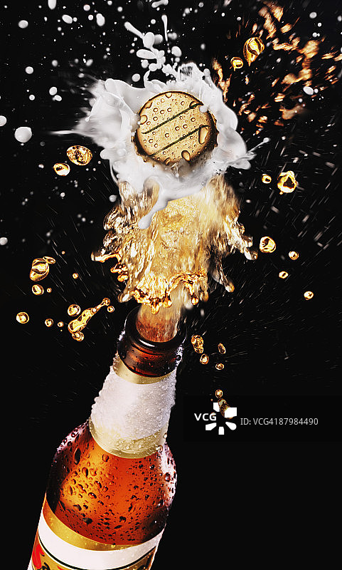 啤酒瓶盖爆开，啤酒飞溅图片素材
