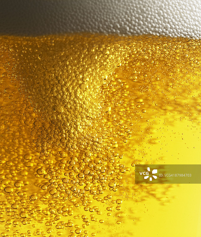 带气泡和泡沫的啤酒图片素材