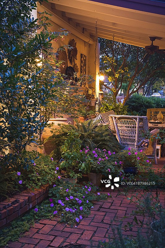 夜晚带顶棚的户外休息区图片素材