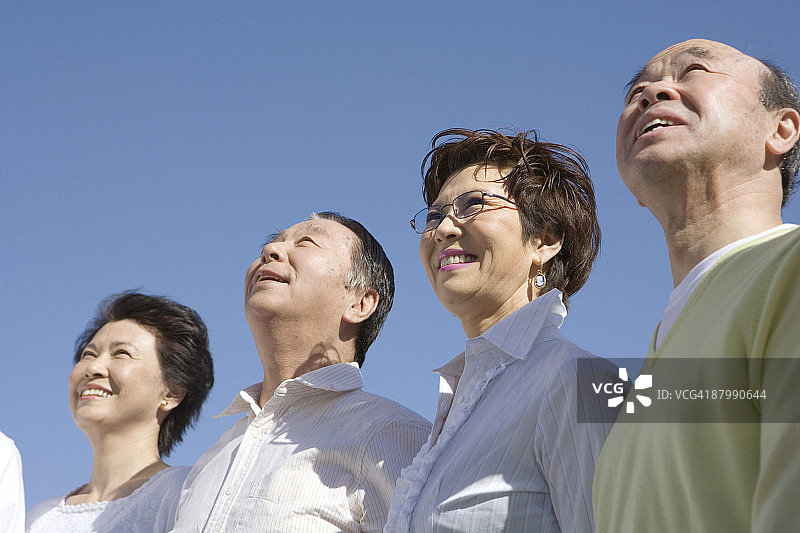 向上看的老年男人和女人图片素材