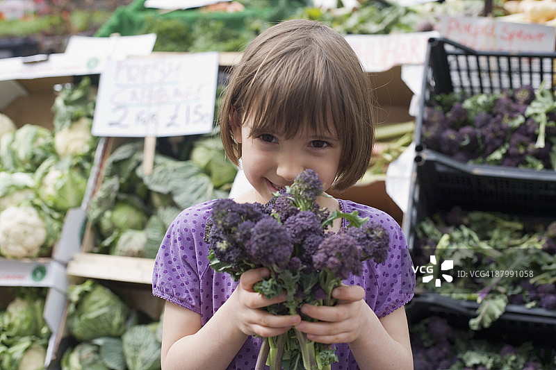 手捧西兰花花束的年轻女孩图片素材