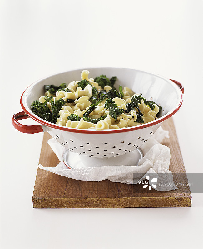 漏勺里的卡瓦泰利面和西兰花图片素材