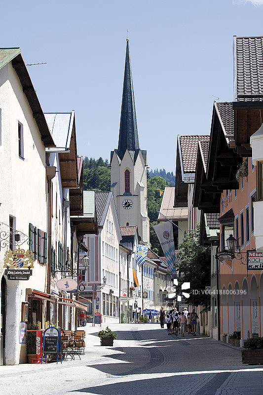 德国巴伐利亚州加米施-帕滕基兴一排房屋图片素材