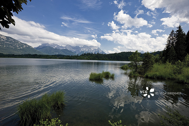 德国巴伐利亚州巴姆湖，背景是韦特施泰因山脉图片素材