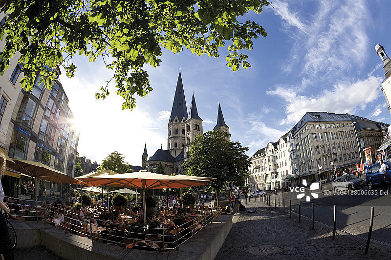 德国波恩：大教堂，前景中的人行道咖啡馆图片素材