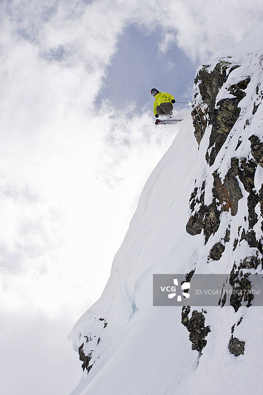 奥地利蒂罗尔州：齐勒河谷，格尔洛斯，自由式滑雪，男子跳过岩石图片素材