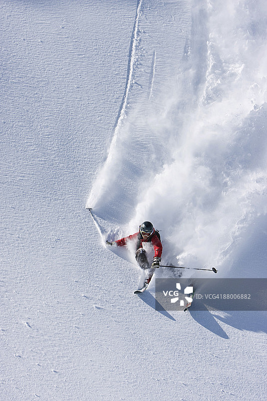 奥地利蒂罗尔州齐勒河谷格洛斯自由滑雪：男子下坡滑雪图片素材