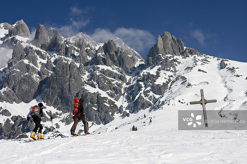 奥地利萨尔茨堡地区 Hochkoenig山，滑雪情侣徒步旅行图片素材