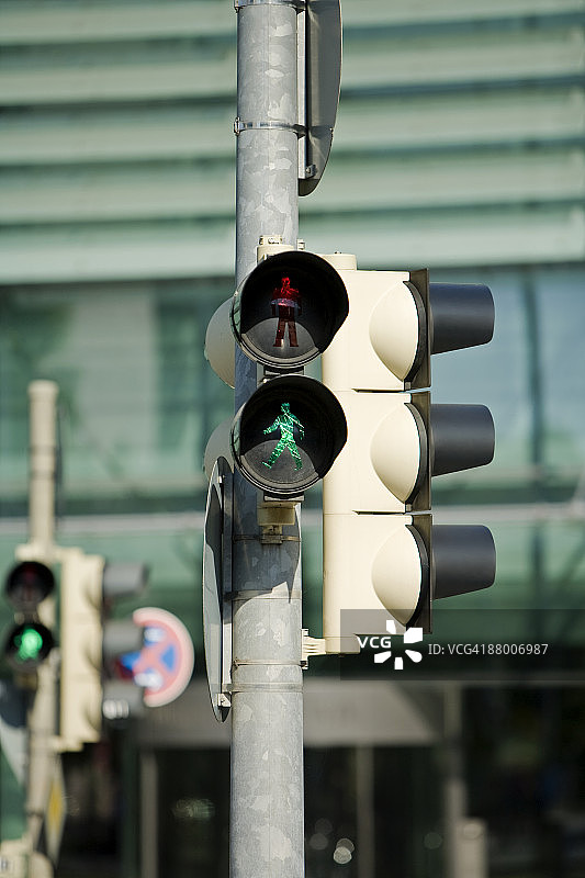 行人交通信号灯绿灯，特写图片素材