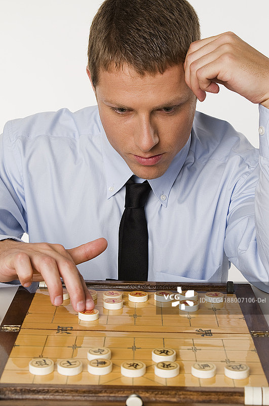 商人下中国象棋图片素材