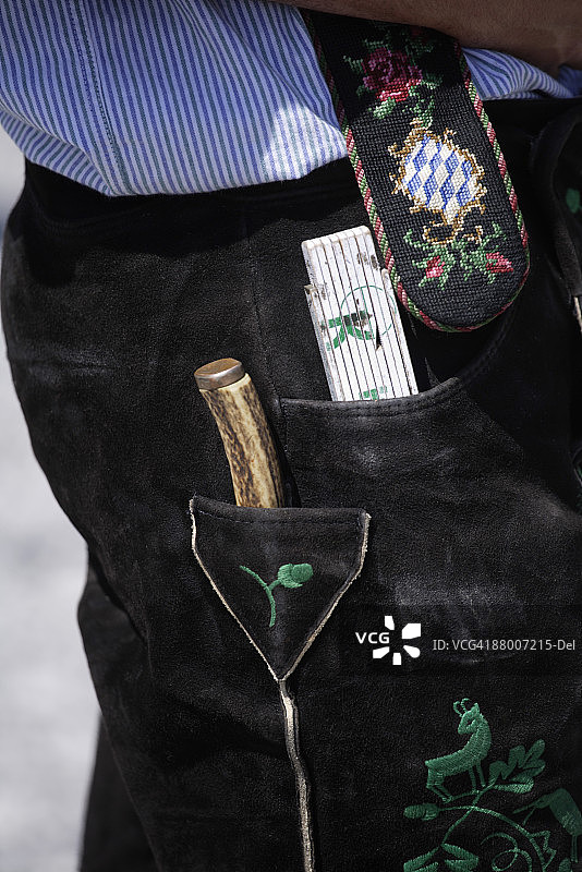 德国巴伐利亚彭茨贝格：穿着传统服饰的男人图片素材