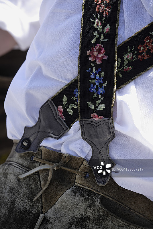 德国巴伐利亚彭茨贝格穿着传统服装的人的后视图特写图片素材