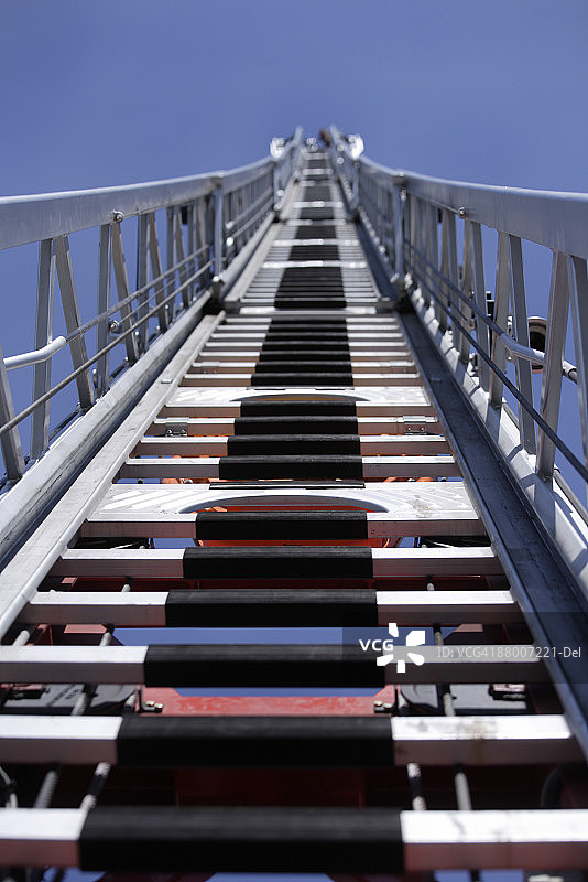 德国巴伐利亚州彭茨贝格，伸展的消防车云梯图片素材