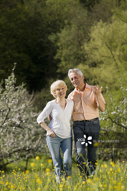 德国巴登-符腾堡蒂宾根乡间风景中散步的老年夫妇图片素材