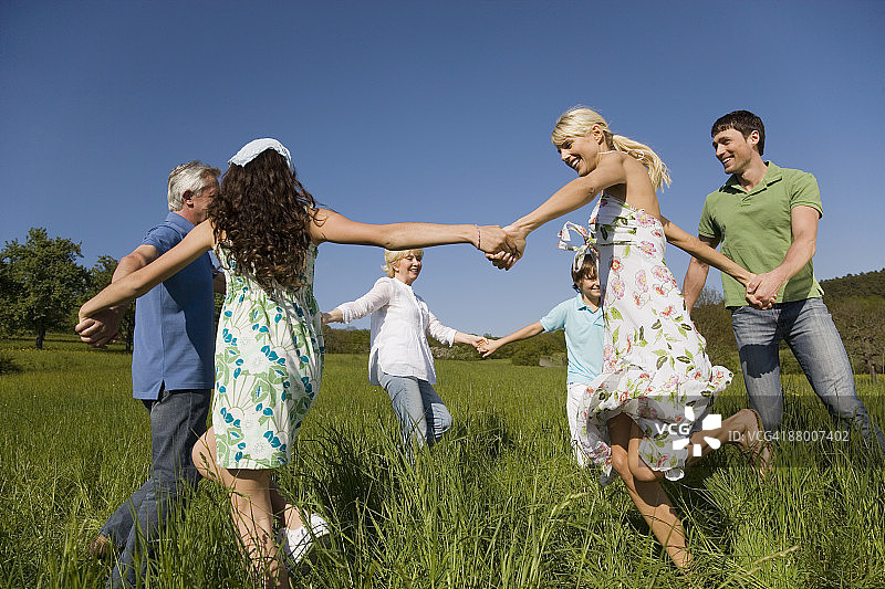 德国巴登-符腾堡图宾根，三代家庭在草地跳舞图片素材