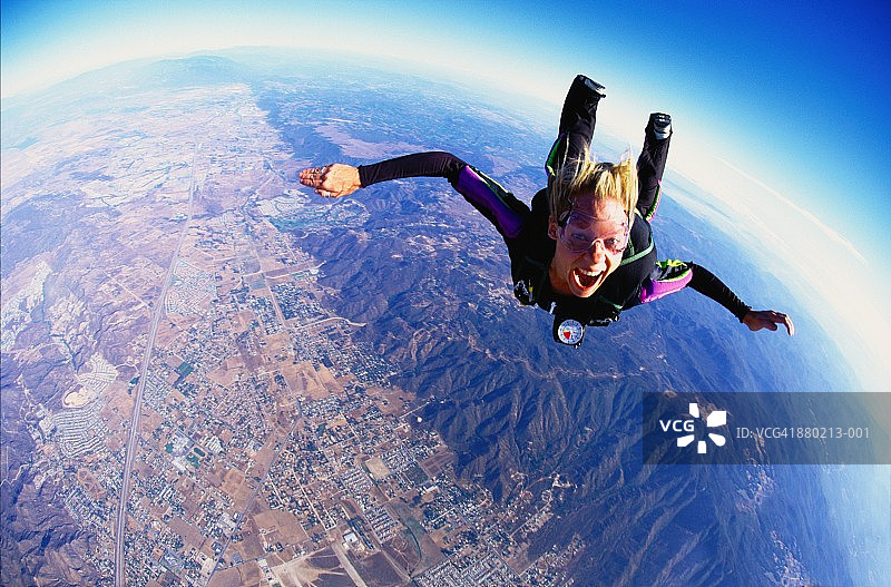 在美国加利福尼亚州高空跳伞的女人（广角）图片素材