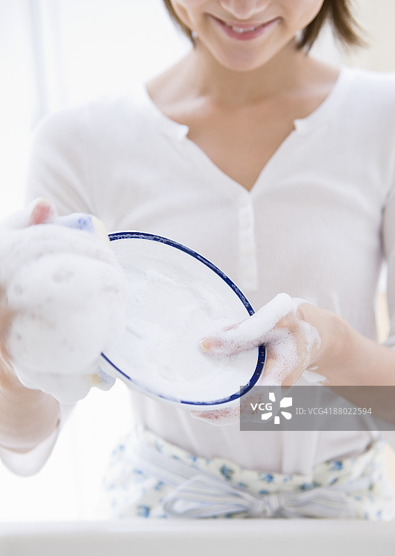 一名女子在洗碗图片素材