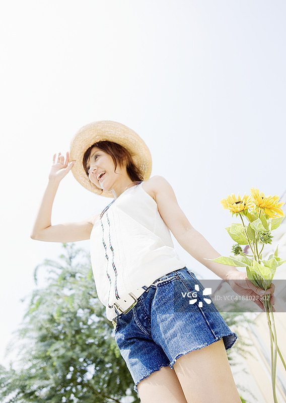 女人手捧向日葵图片素材
