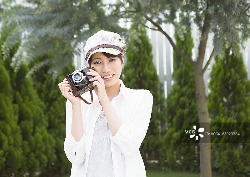 正在拍照的女人图片素材
