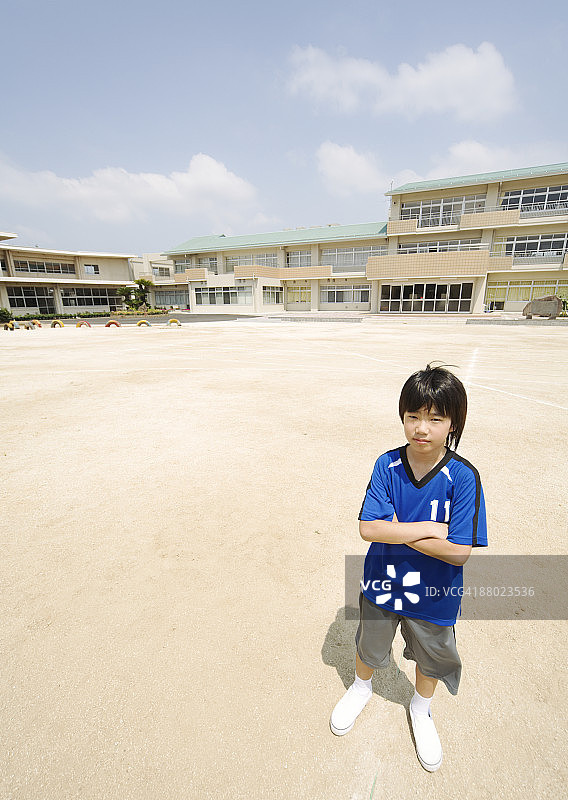 站在校园里的小学生图片素材