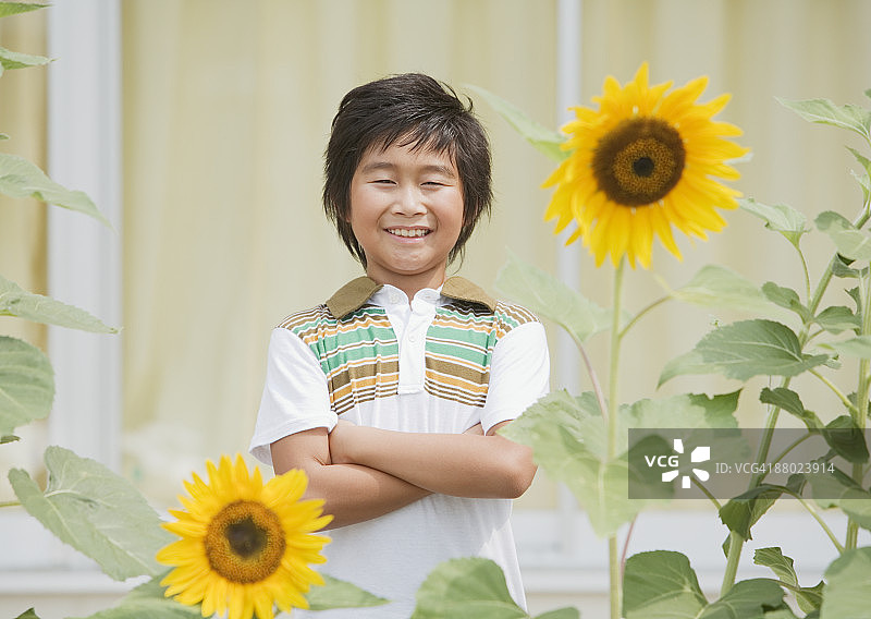 小学生男孩交叉双臂图片素材