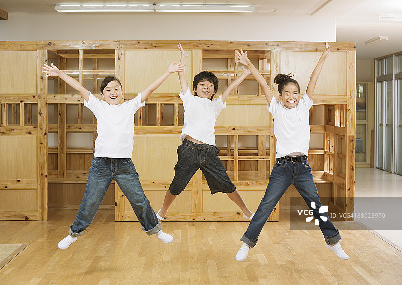 跳跃的小学生图片素材