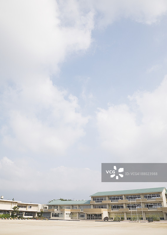 蓝天下的学校建筑图片素材