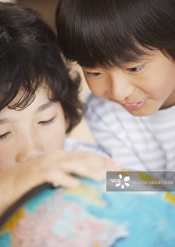 小学生看地球仪图片素材