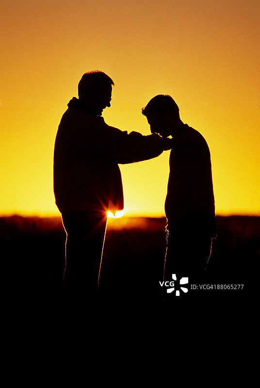 父亲的手放在儿子身上图片素材