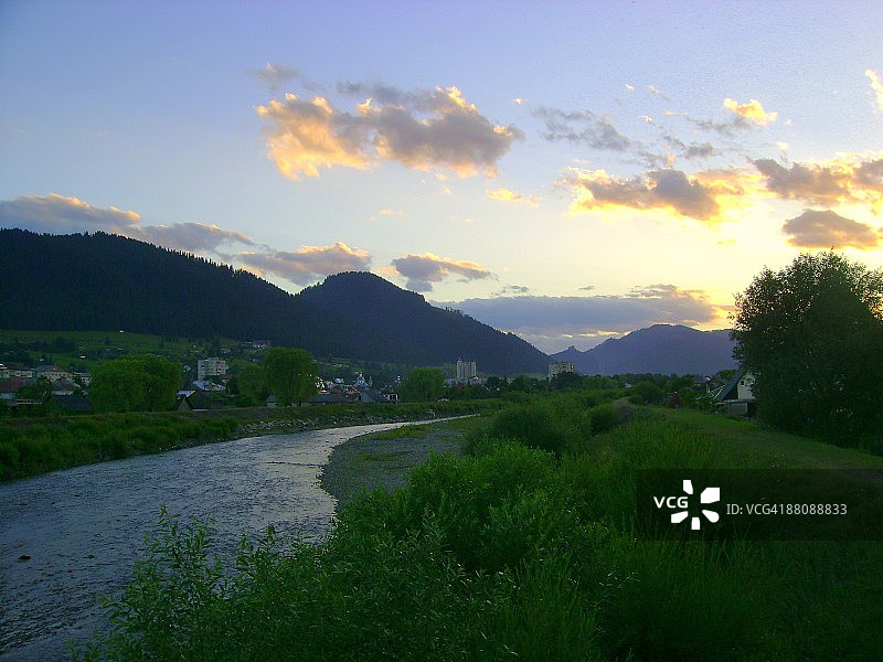 日落时分的蜿蜒河流景观图片素材