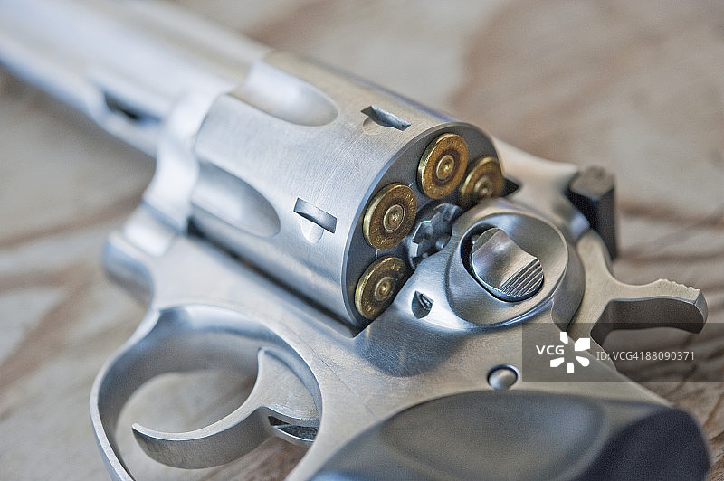 木质表面上的左轮手枪特写图片素材