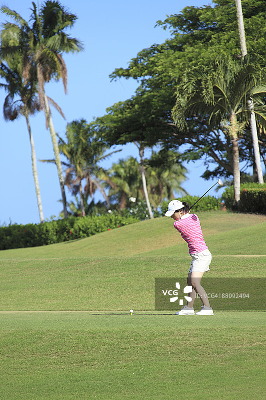 打高尔夫球的女人图片素材