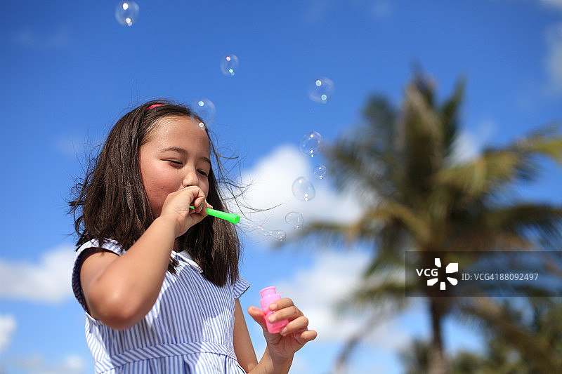 女孩吹泡泡图片素材