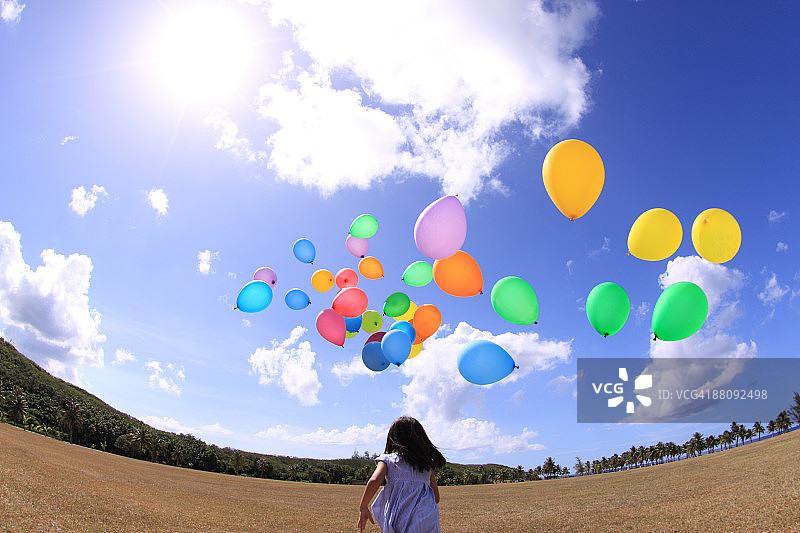 女孩追逐气球图片素材