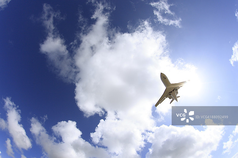飞机飞过图片素材