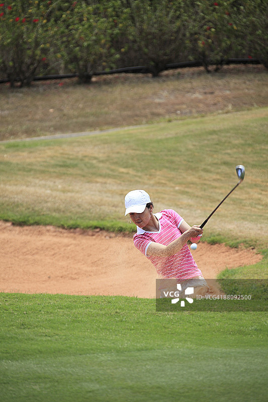 打高尔夫球的女人图片素材