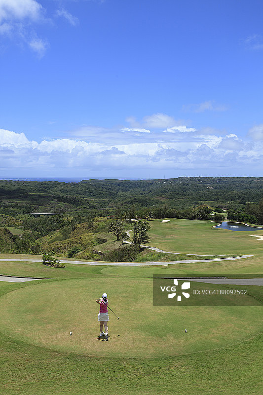 打高尔夫球的女人图片素材