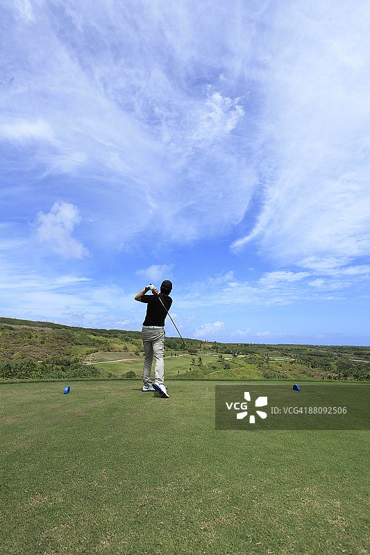 男人打高尔夫球图片素材