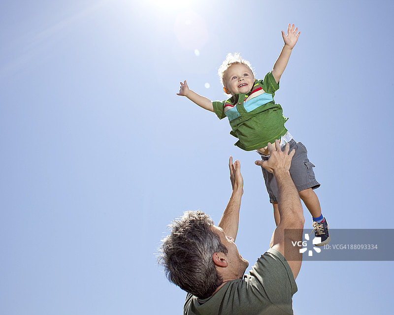 父亲将儿子抛向空中图片素材
